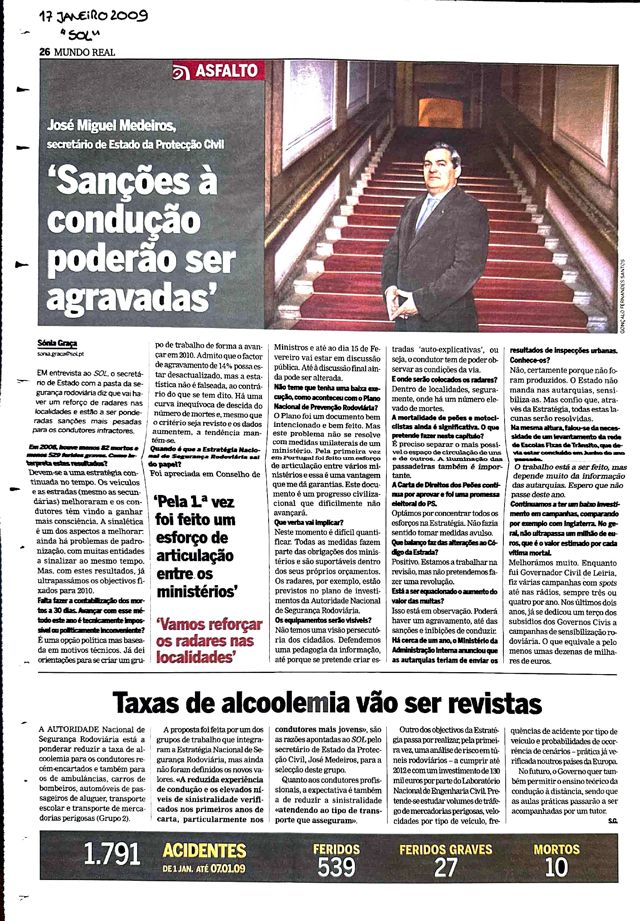 Sol newspaper page with the interview and a photograph of José Miguel Medeiros on a staircase.